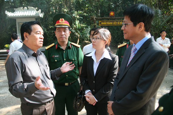 Đồng chí Trần Đình Thành, Ủy viên Trung ương Đảng, Bí thư Tỉnh ủy giới thiệu về tầm quan trọng và quá trình xây dựng Căn cứ Trung ương Cục Miền Nam với lãnh đạo Công ty Cổ phần nhựa Phú Lâm khi đơn vị này về tham gia lễ viếng.