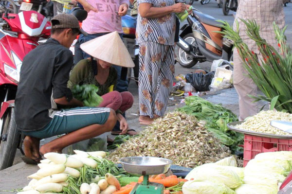 Mặt hàng rau, củ luôn giảm giá vào những ngày cận tết.  (Ảnh: Kim Vũ)