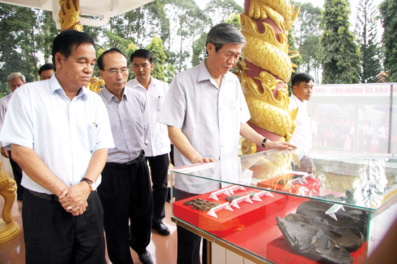 Ủy viên Bộ Chính trị, Trưởng ban Tuyên giáo Trung ương Đinh Thế Huynh đến thăm di vật của 36 liệt sĩ khai quật được tại xã Bảo Vinh (TX.Long Khánh). Ảnh C.Nghĩa