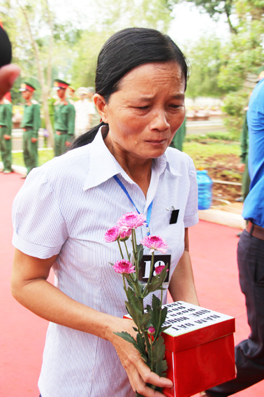 Niềm xúc động của các thân nhân liệt sĩ khi được vào dự lễ truy điệu và an táng 36 liệt sĩ tại Nghĩa trang liệt sĩ TX.Long Khánh. Ảnh: N.P.T