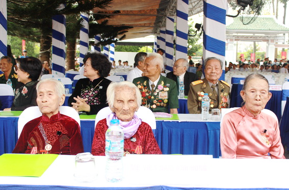 Các bà mẹ Việt Nam anh hùng