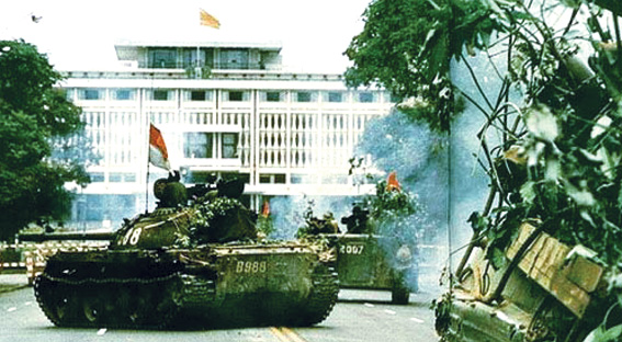 Xe tăng của quân giải phóng tiến vào Dinh Độc Lập trưa ngày 30-4-1975. Ảnh: TL