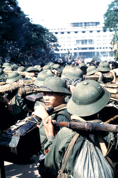 Lực lượng bộ binh quân giải phóng tại Dinh Độc Lập trưa ngày 30-4-1975