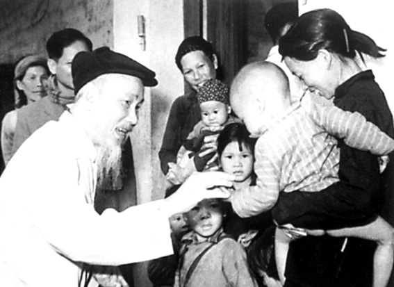 Bác Hồ chia quà Tết cho các cháu nhỏ ở Hợp tác xã Khe Cát, huyện Yên Hưng, tỉnh Quảng Ninh ngày 2-2-1965.
