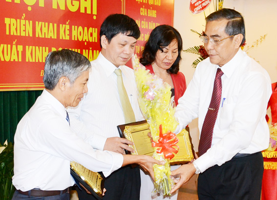 Phó bí thư thường trực Tỉnh ủy, Chủ tịch HĐND tỉnh Trần Văn Tư trao kỷ niệm chương cho các đơn vị trong tổ hợp thuộc Tổng công ty Công nghiệp thực phẩm Đồng Nai (Dofico)đạt thành tích cao. Ảnh: Vân Nam