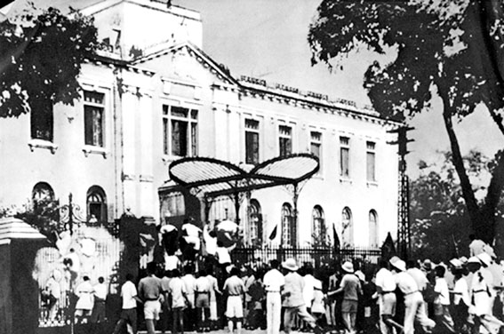 Đoàn người biểu tỉnh ngày 19 tháng 8 năm 1945 trước cửa Bắc Bộ phủ, Hà Nội