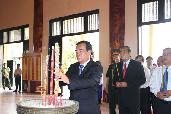  Secretary Tran Đinh Thanh burnt incense at Tran Bien Temple of Literature
