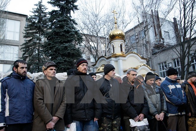 Các quân nhân Ukraine chờ đợi tiến trình trao đổi ở gần Donetsk, miền đông Ukraine. (Nguồn: THX/TTXVN)