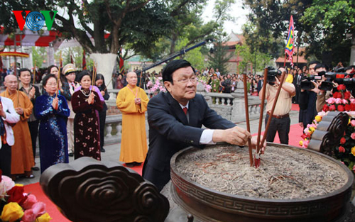 President Sang offers incense at Hung Kings Temple
