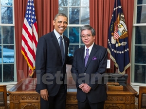 US President Barack Obama (L) receives the newly-accredited Vietnamese Ambassador, Pham Quang Vinh 