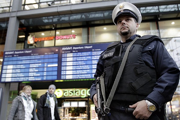 Một nhân viên cảnh sát vũ trang Đức đứng gác ở ga tàu trung tâm Berlin. (Nguồn: AP)