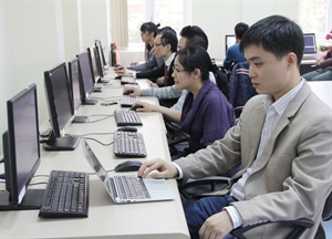 The research team: Associate Professor, Dr Le Sy Vinh (outermost) and his co-workers.