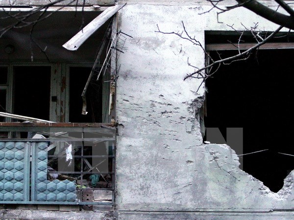 Một tòa nhà bị phá hủy sau vụ tấn công ở Mariupol ngày 24/1. (Nguồn: AFP/TTXVN)