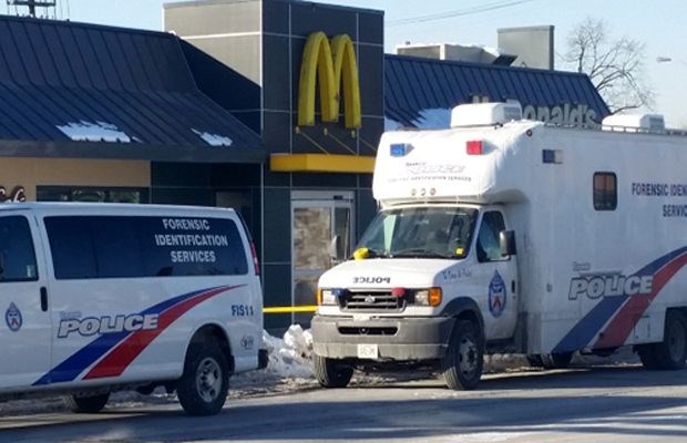 Xe cảnh sát tại lối vào nhà hàng McDonald, nơi xảy ra vụ xả súng. (Nguồn: AFP)