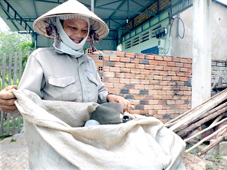 Trước và sau tết là dịp để chị Huệ và những người đồng hương về TP.Biên Hòa thu mua ve chai để có thu nhập cao hơn những ngày thường trong năm.