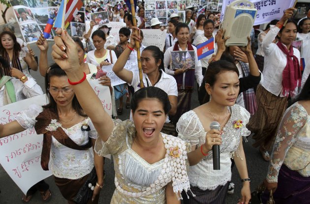  Phụ nữ Camphuchia tham gia lễ míttinh nhân ngày Quốc tế phụ nữ 8/3 tại  Phnom Penh.(Nguồn: REUTERS/Samrang Pring)