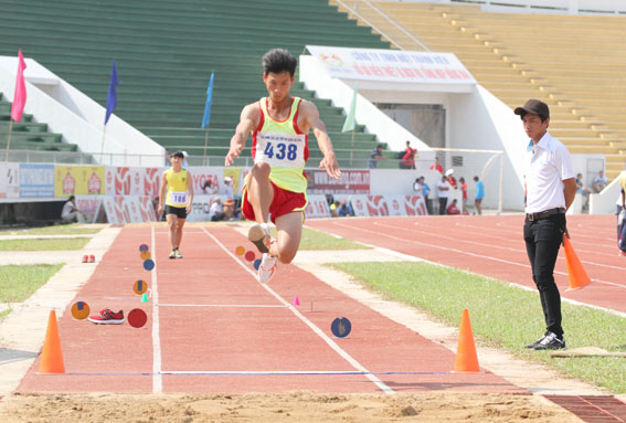 VĐV thi đấu nội dung nhảy xa nam