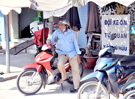 Tổ xe ôm chỉ còn vài bác “tài xế” già gắn bó với nghề.