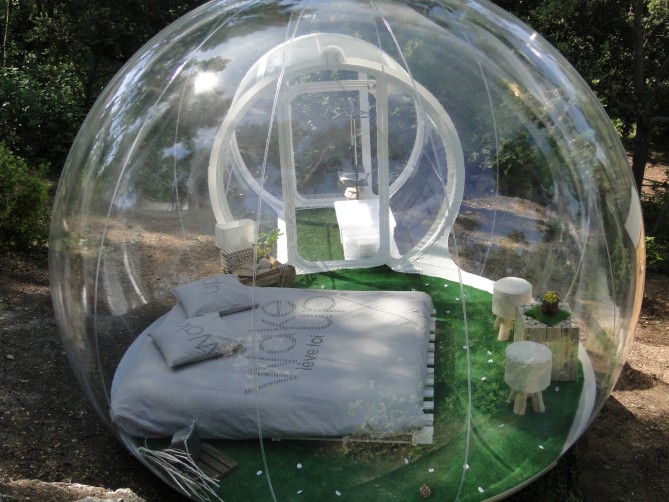 Bubble Hotel, perfect to watch the stars, French. 