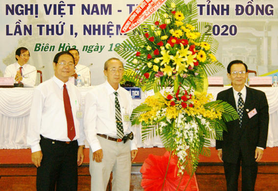  Ông Bùi Hoan (bìa phải), Phó chủ tịch thường trực Trung ương Hội hữu nghị Việt Nam – Thái Lan tặng hoa chúc mừng đại hội.