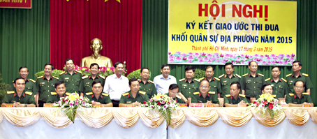 Các đơn vị khối quân sự địa phương 9 tỉnh miền Đông Nam bộ ký kết giao ước thi đua năm 2015. Ảnh: H.Thủy