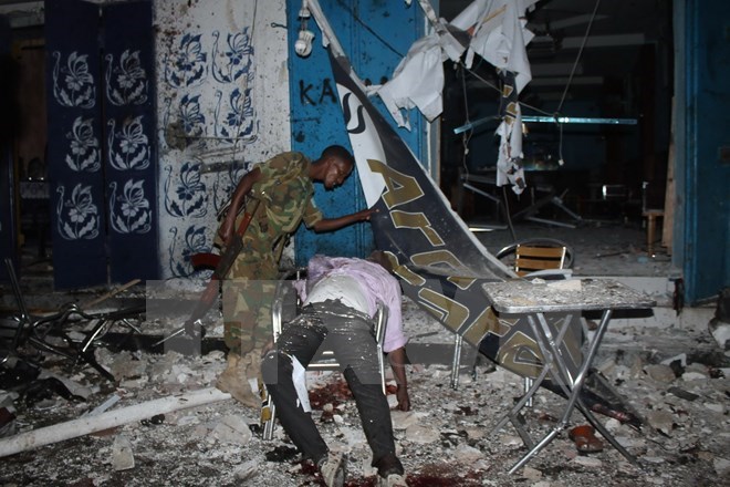 Hiện trường một vụ đánh bom xe ở Mogadishu. (Nguồn: AFP/TTXVN)