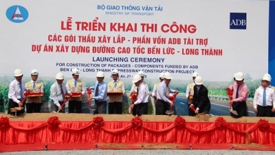 Four construction packages for Ben Luc-Long Thanh highway commenced