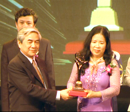 Dong Tien JS Company receives national gold quality award