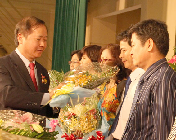 Giám đốc Sở Y tế Đồng Nai Huỳnh Minh Hoàn tặng hoa chúc mừng các đại biểu đại diện ngành y tế tham dự Lễ kỷ niệm 60 năm Ngày thầy thuốc Việt Nam tại Hà Nội