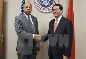 Minister Tran Dai Quang (R) and the US. Minister of Homeland Security Jeh Johnson