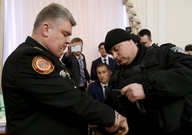 Cảnh sát Ukraine bắt giữ một quan chức tại cuộc họp ngày 25/3. (Nguồn: Reuters)