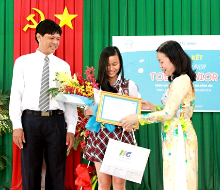 A representative of Khanh Hoa Department of Education & Training awards the first-prize winner.