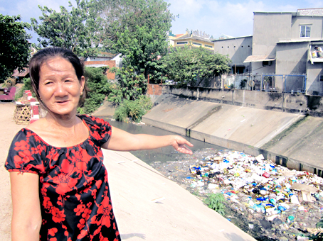 Người dân bức xúc vì tình trạng rác thải đổ xuống suối Linh gây ô nhiễm môi trường.