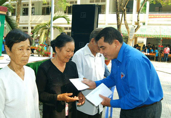 Anh Nguyễn Cao Cường, Phó bí thư thường trực Tỉnh đoàn tặng quà cho gia đình chính sách
