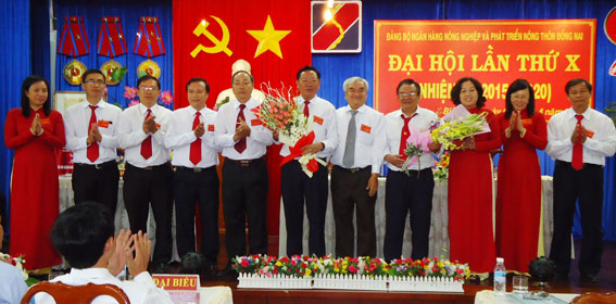 Lãnh đạo Đảng ủy Khối doanh nghiệp tặng hoa chúc mừng Ban chấp hành  Đảng bộ tại đại hội.