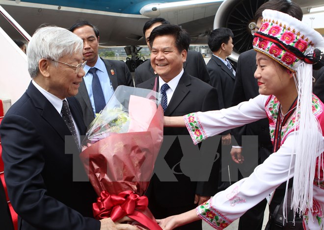 Thiếu nữ dân tộc tặng hoa chúc mừng Tổng Bí thư Nguyễn Phú Trọng tại Sân bay Quốc tế Trường Thủy, thành phố Côn Minh. (Ảnh: TTXVN)