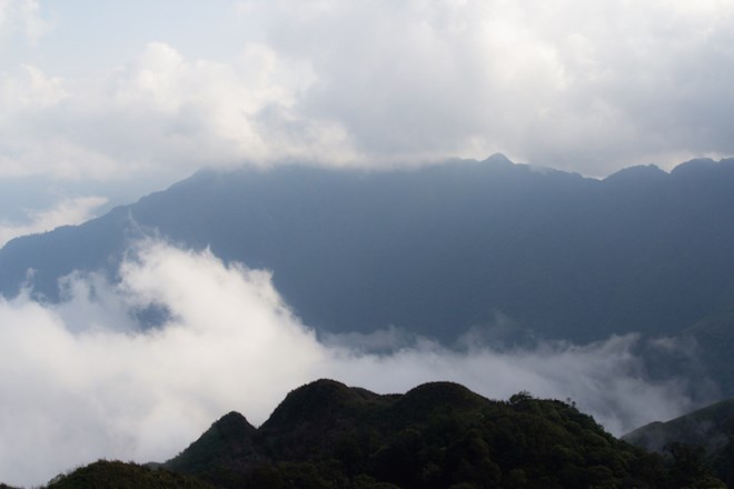 Watching cloud from top of Vietnam's highest mountain