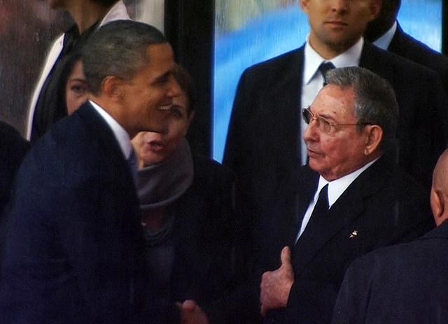 Tổng thống Mỹ và Chủ tịch Cuba bắt tay nhau tại Hội nghị OAS