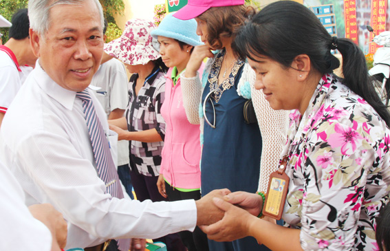  Phó Chủ tịch thường trực Liên đoàn Lao động tỉnh Đoàn Văn Đây tặng quà cho công nhân tại lễ phát động.