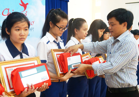 Kien Long Bank’s leader award scholarships to students.