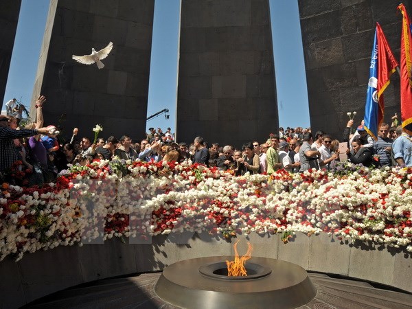 Người dân Armenia tham gia lễ tưởng niệm 99 năm xảy ra vụ thảm sát tại thủ đô Yerevan. (Nguồn: AFP/TTXVN)
