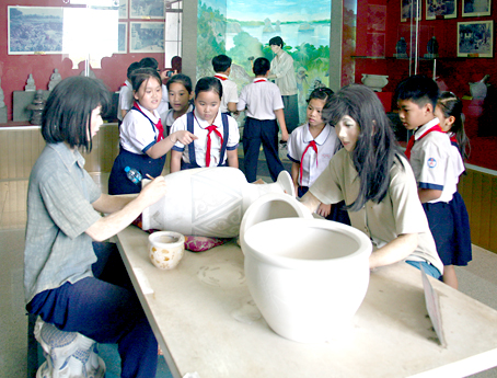 Học sinh tham quan các phòng trưng bày tại Bảo tàng Đồng Nai.