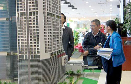 Visitors attend a property transaction session in Ha Noi. FDI in the Viet Nam real estate sector reached $48 billion as of March 20.