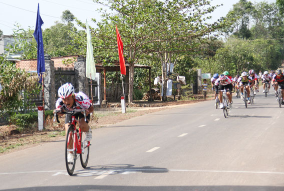 Thanh Phu club triumphs at Vinh Cuu district's open cycling tourney