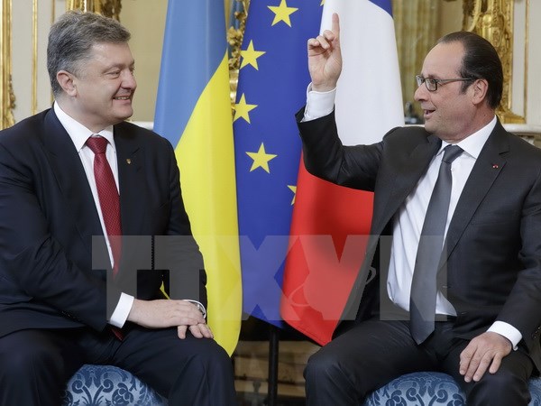 Tổng thống Pháp Francois Hollande (phải) và Tổng thống Ukraine Petro Poroshenko trong cuộc họp báo chung tại Paris, Pháp ngày 22/4. (Nguồn: THX/TTXVN)