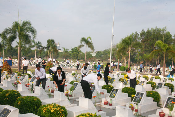 Viếng Nghĩa trang liệt sĩ nhân kỷ niệm 40 năm Ngày giải phóng