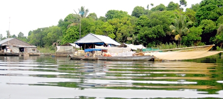 Một khu vực dân chài ở thượng nguồn sông Đồng Nai, đoạn thuộc huyện Định Quán.