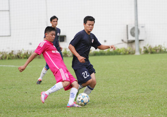 Liên quân Cảnh sát (áo hồng) thắng đậm Công an Biên Hòa 3-0 trong trận chung kết