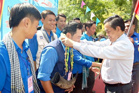 Đồng chí Huỳnh Văn Tới, Ủy viên Ban thường vụ Tỉnh ủy, Trưởng ban Tuyên giáo Tỉnh ủy trao còi tù và cho Ban chỉ huy trại