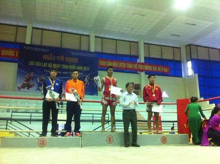 VĐV Điểu Văn Sang trên bục nhận huy chương.